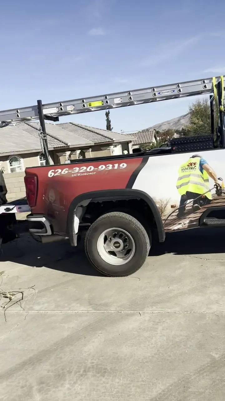 La troca de Pacific Roofing en un trabajo de cambio de techo residencial